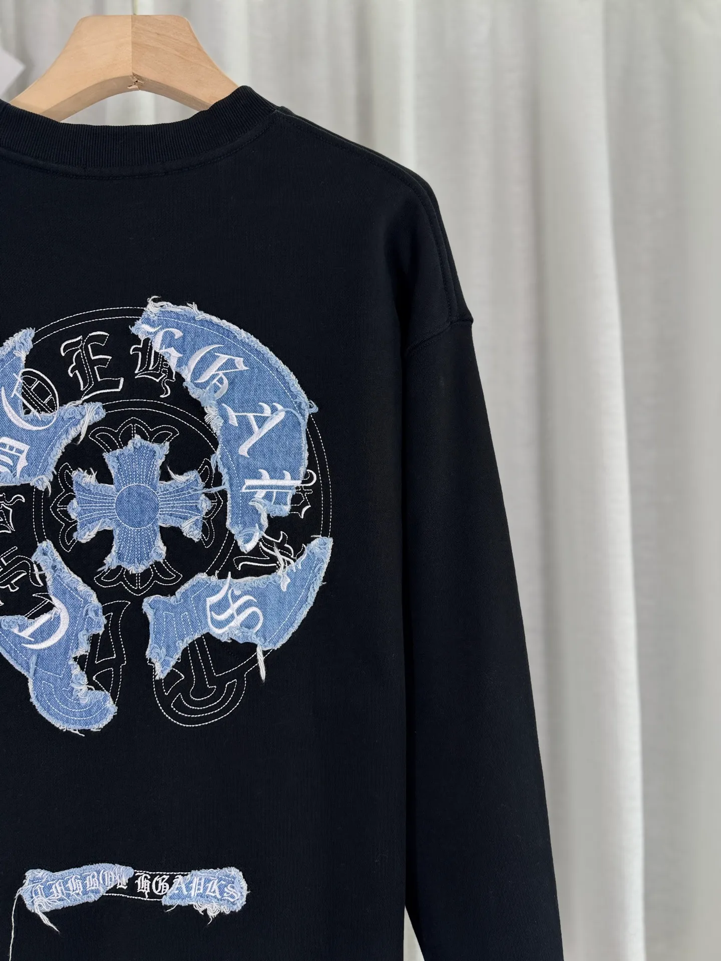 P260 top version, real shot without P, ​​different from market currency) 𝗖𝗵𝗿𝗼𝗺𝗲 𝗛𝗲𝗮𝗿𝘁𝘀/Cro Heart 2025 Patch Embroidery Autumn and Winter New Original Single Counter American Acid Washed Distressed Laser Burnt Patch Embroidery Couple Casual Sweater 👑The highest version! Customized fabric 440g tripe terry fabric! American acid-washed and distressed original fabric laser burnt ✟appliqué embroidery and exquisite embroidery of letters! The best-selling model in the counter, very comfortable to wear. Accessories: original molded and authenticated collar label➕100% silk wash label. Genuine purchase-grade original hangtag➕matching hanging rope➕3D hanging beads➕original packaging bag. Craftsmanship: The original version has consistent wiring! The highest version of the armhole matching technique! Color: White Black Size: S M L XL Style Number: 25-309